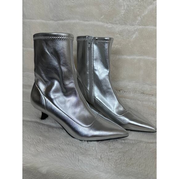 Abound Erinn NWOB 6.5 Kitten Heel Metallic Silver Boot Festival - Picture 2 of 5